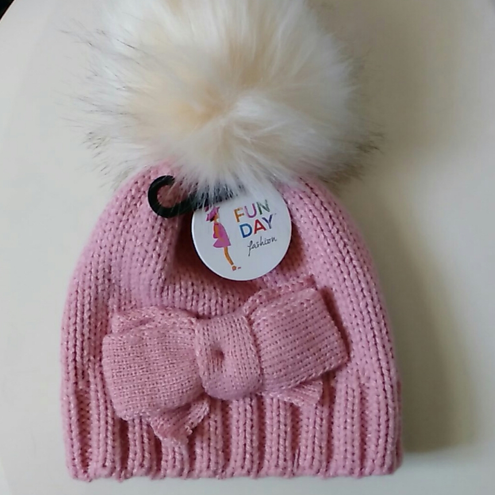 NWT Cute child's pink knitted hat with bow